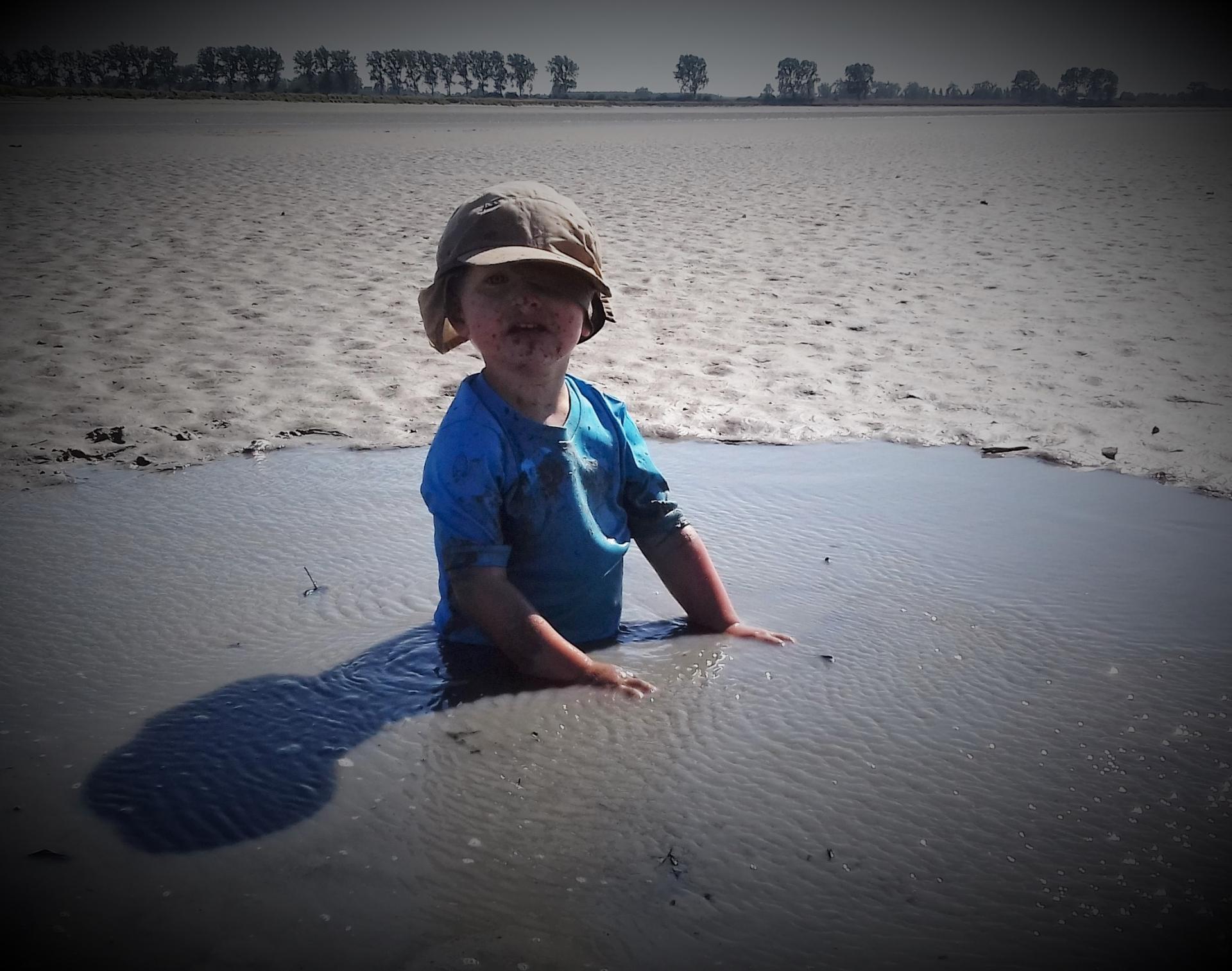 S.O.S enfant enlisé dans un sable mouvant